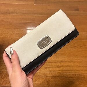 Michael Kors Jet Set Travel Large Trifold Wallet in black and white